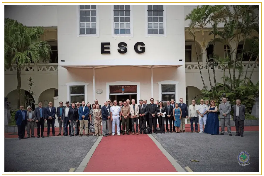 Grupo de diplomados e autoridades da ADESG em frente ao edifício da Escola Superior de Guerra (ESG). Sede oficial e representação institucional.